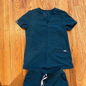 Figs scrubs Casma in Caribbean Blue